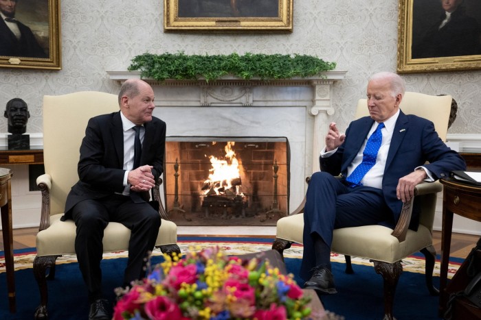 El presidente de Estados Unidos, Joe Biden, se reúne con el canciller alemán Olaf Scholz en la Oficina Oval de la Casa Blanca en Washington, DC, el 9 de febrero de 2024.