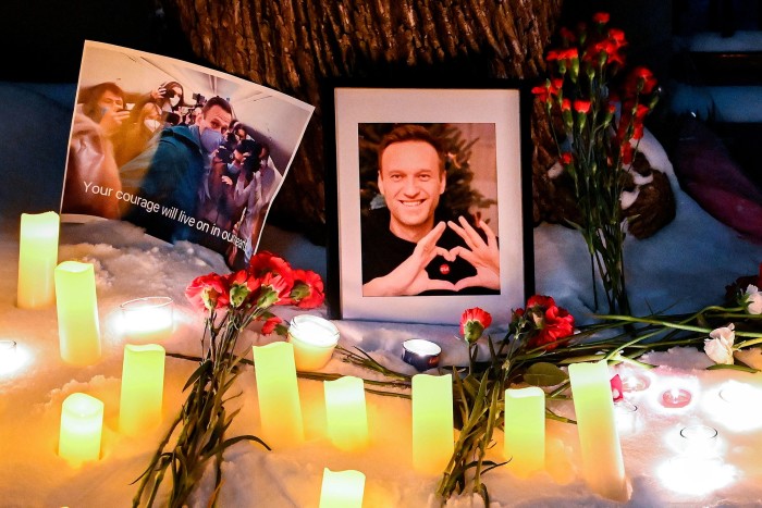 Fotografías, flores y velas se exhiben en un monumento improvisado en honor a Alexei Navalny