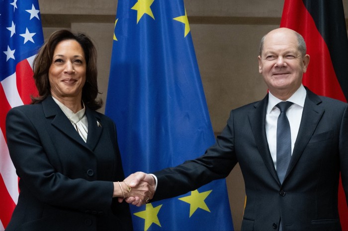 El canciller alemán Olaf Scholz estrecha la mano de la vicepresidenta estadounidense Kamala Harris el 17 de febrero de 2024.