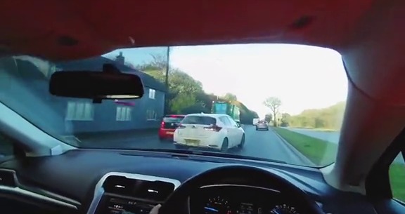 El hatchback blanco había salido de detrás de un camión de basura.