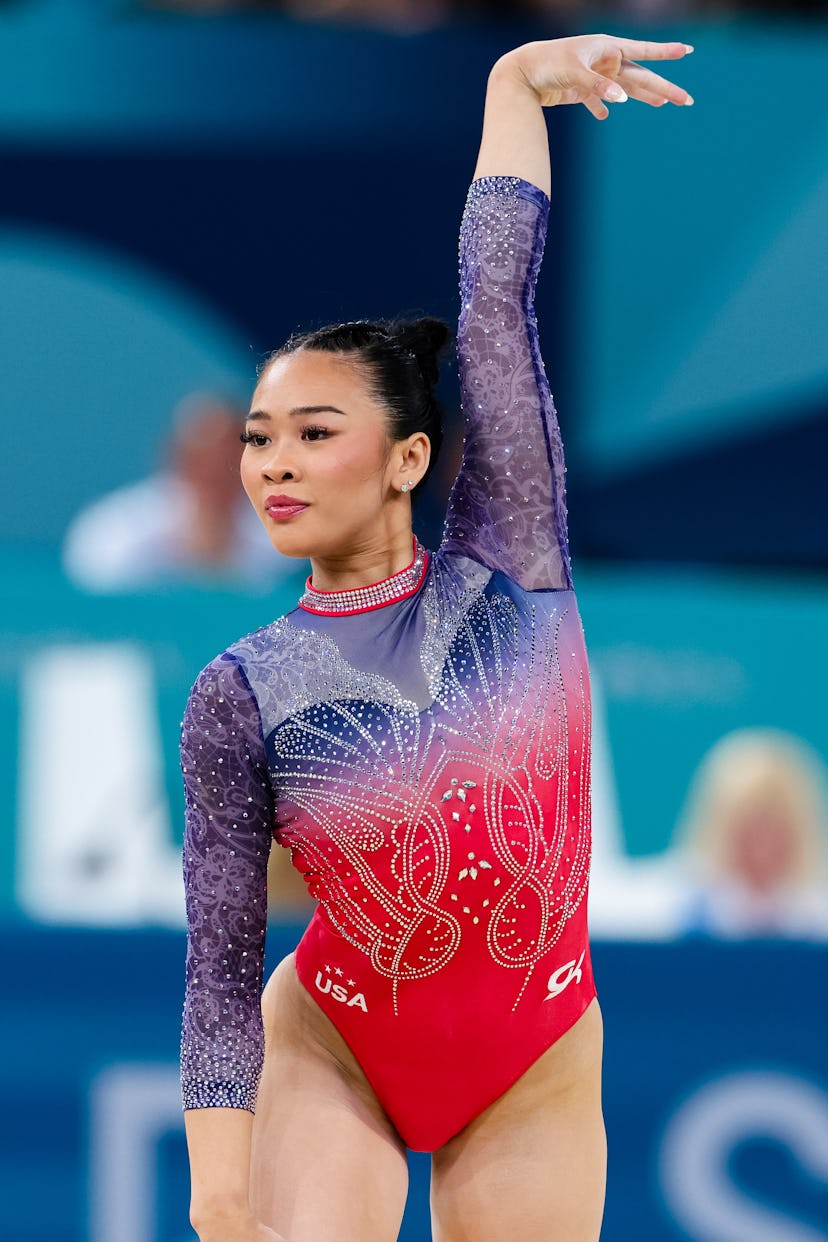 PARÍS, FRANCIA - 01 DE AGOSTO: Sunisa Lee de EE. UU. realizando el ejercicio de suelo durante los Juegos Olímpicos de París 2024...