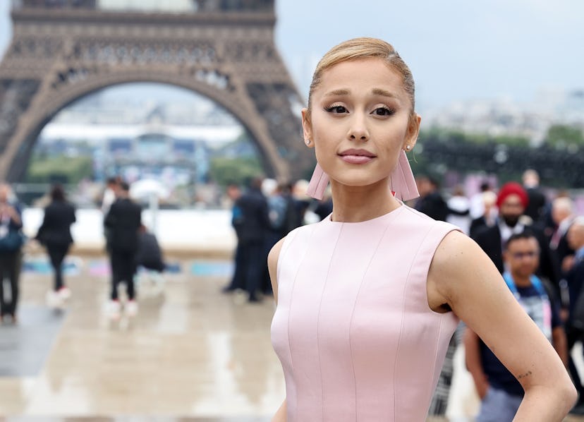 La cantante estadounidense Ariana Grande posa para una foto en la alfombra roja a su llegada a la ceremonia de apertura de...