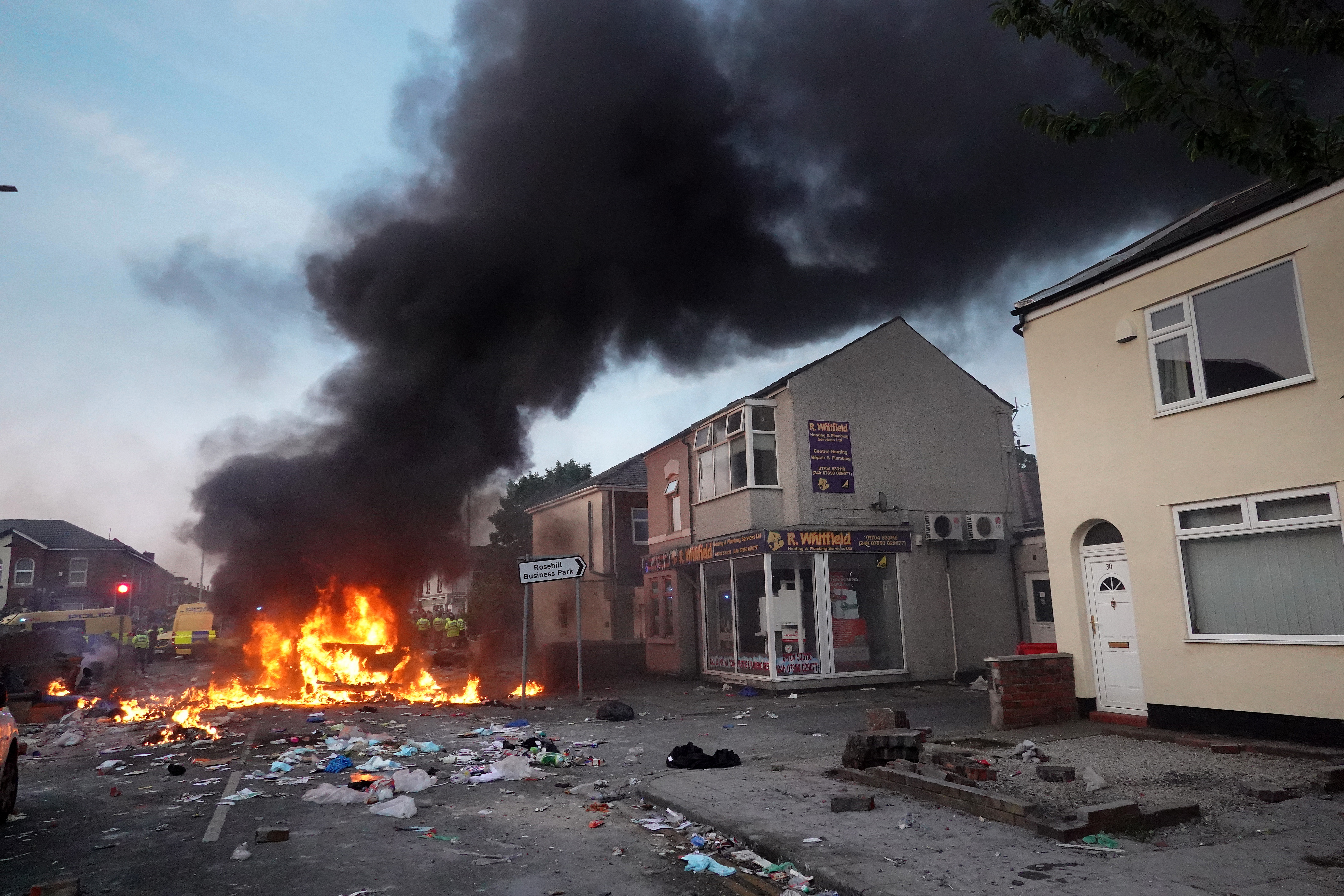 Los alborotadores atacaron a la policía y destrozaron comunidades y las autoridades temen que haya más.