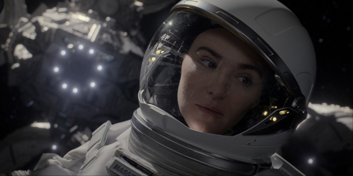 Una mujer con un casco de astronauta en el espacio parece preocupada. 