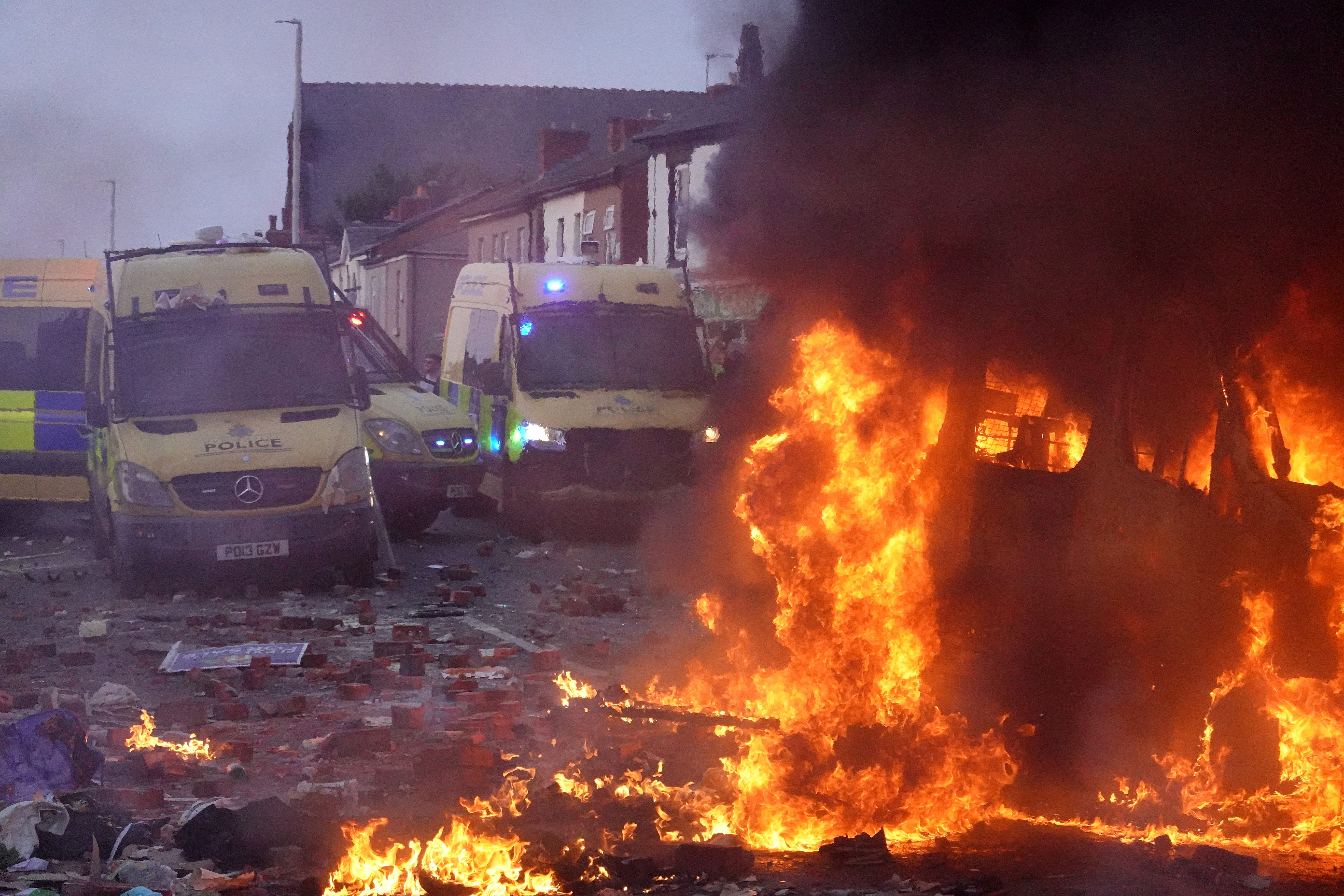 Graves disturbios en Southport dejaron autos en llamas, calles cubiertas de ladrillos y ambulancias golpeadas por manifestantes