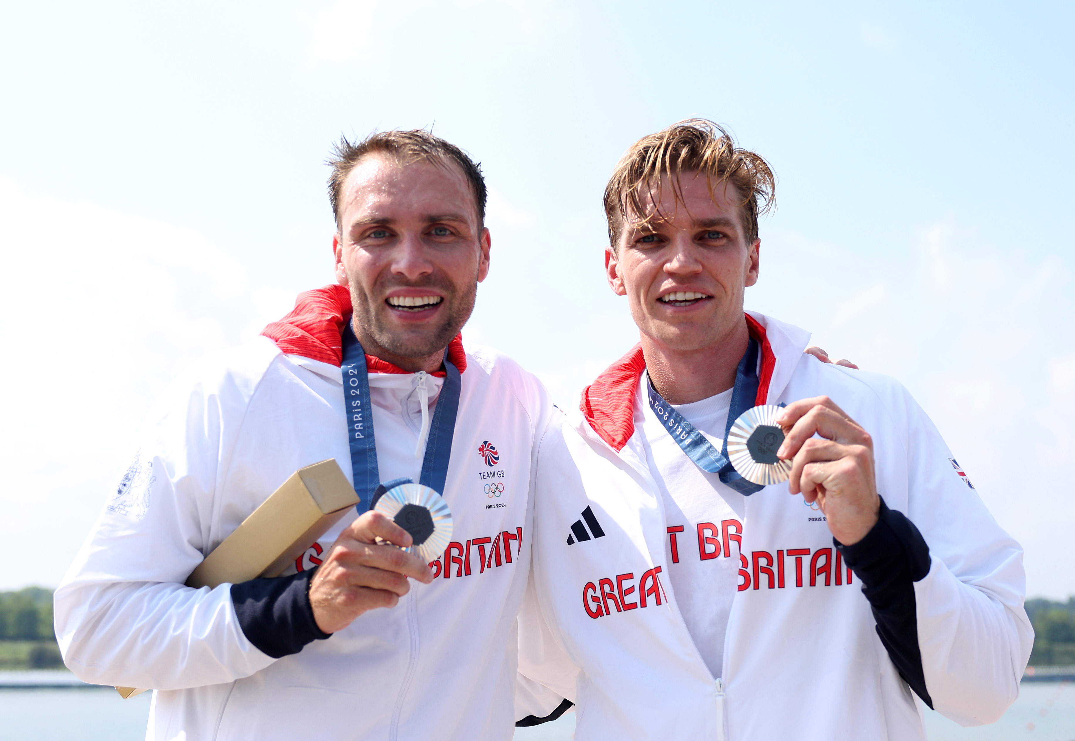 Los medallistas de plata Oliver Wynne-Griffith y Tom George