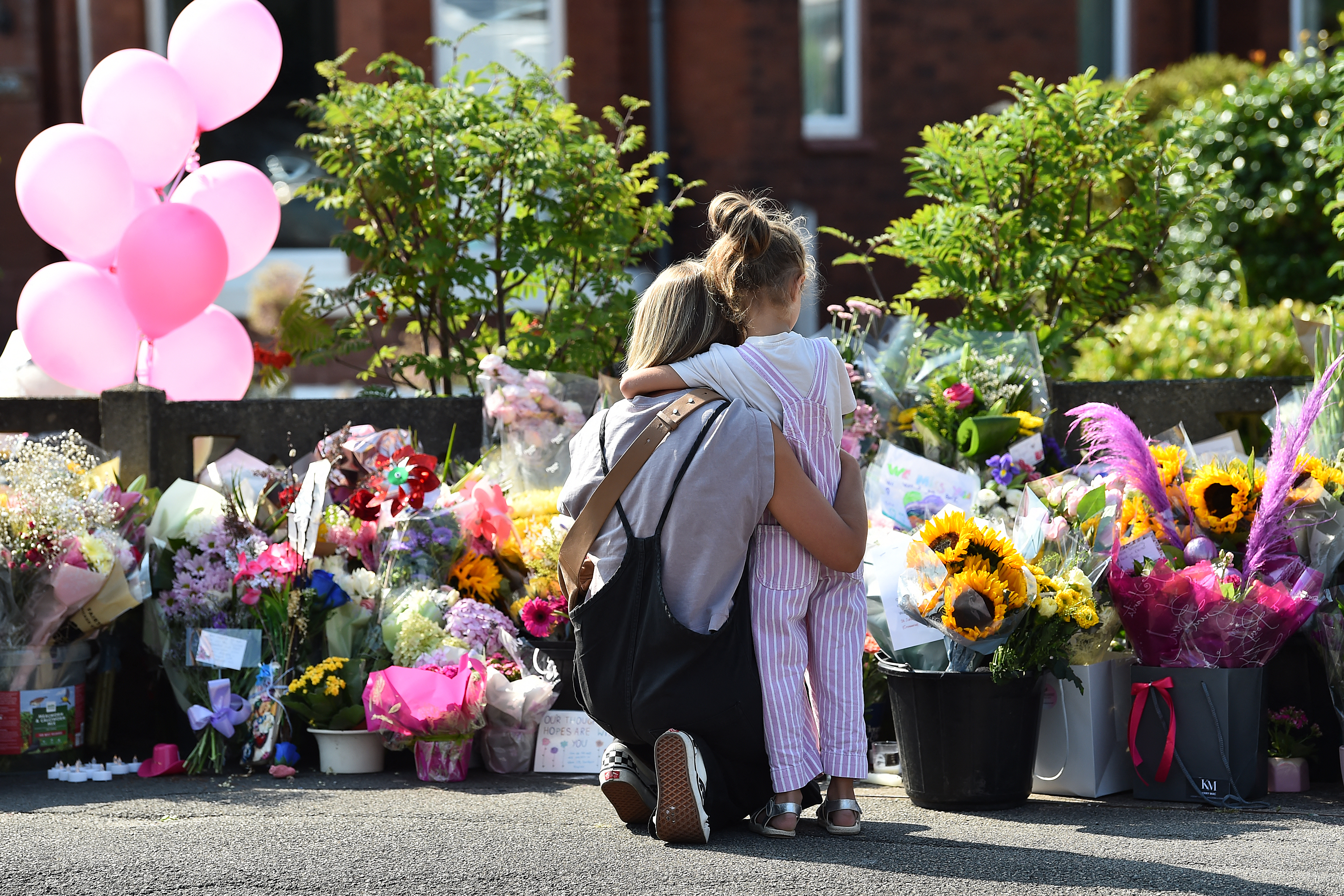 Una madre y una hija rinden homenaje a las niñas que perdieron la vida