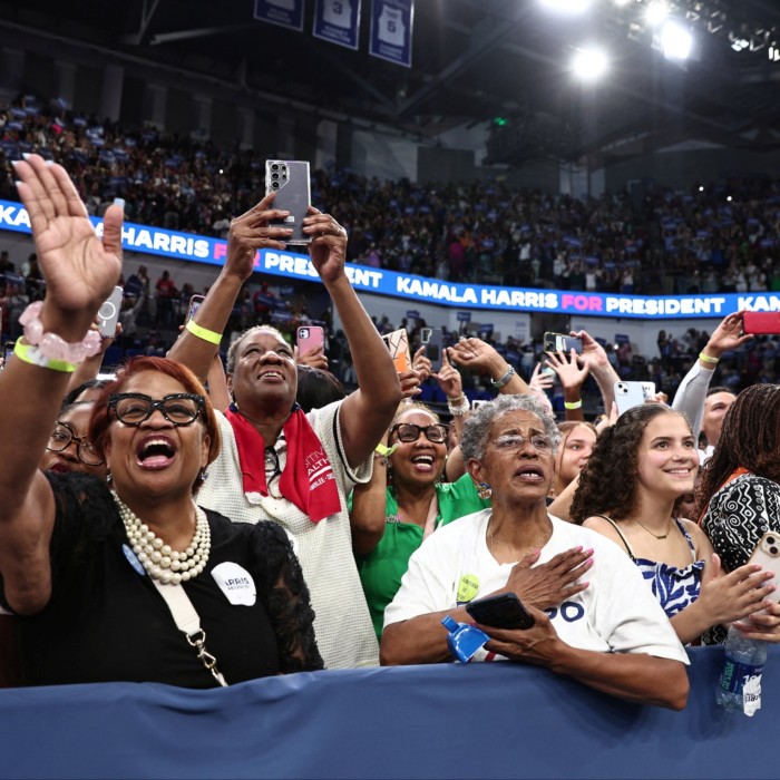 Partidarios aplauden durante un acto de campaña de la candidata presidencial demócrata Kamala Harris en Atlanta, Georgia, el 30 de julio de 2024