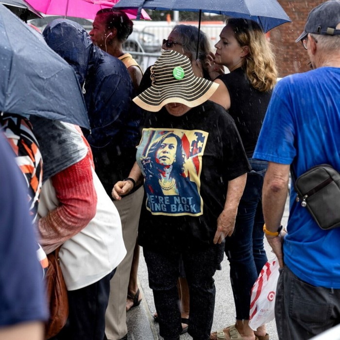 Los asistentes esperan bajo la lluvia antes de un evento de campaña con Kamala Harris, que no aparece en la imagen, el 30 de julio de 2024 en Atlanta, Georgia.