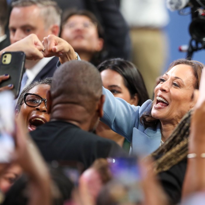 Kamala Harris choca el puño con un partidario durante su mitin de campaña presidencial el 30 de julio de 2024 en Atlanta, Georgia 