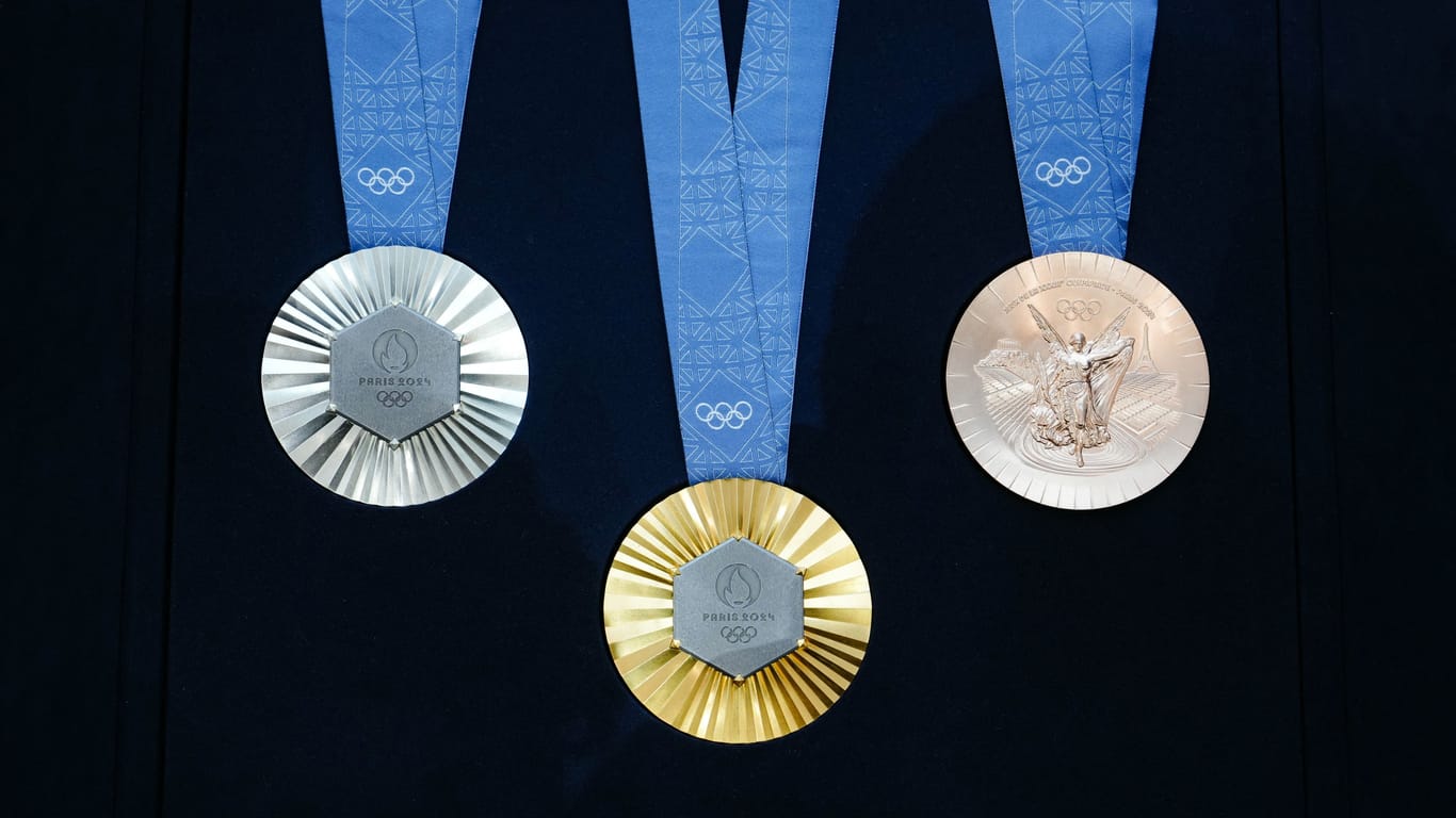 Todas las medallas de los Juegos Olímpicos de Verano de París 2024 incluyen una pieza original de la Torre Eiffel.  La medalla de bronce muestra lo contrario.