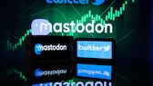 Logotipos de Mastadon y Twitter en dos teléfonos inteligentes.  Mastadon es celebrado por la comunidad en línea como una alternativa a Twitter.
