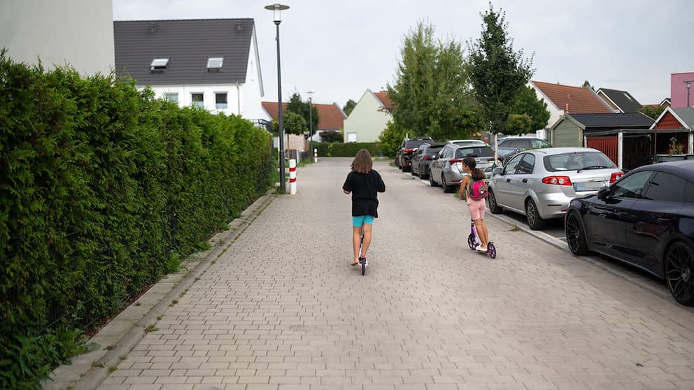En el asentamiento de Mein Falkenberg viven numerosos niños a quienes les gusta jugar en la calle.  Pero muchos padres no se atreven a dejar que sus hijos se vayan solos.