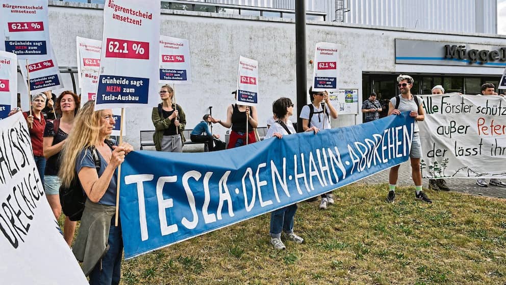 Los participantes de la iniciativa de alianza “Apaguen Tesla” protestan frente al Müggelspreehalle en Hangelsberg