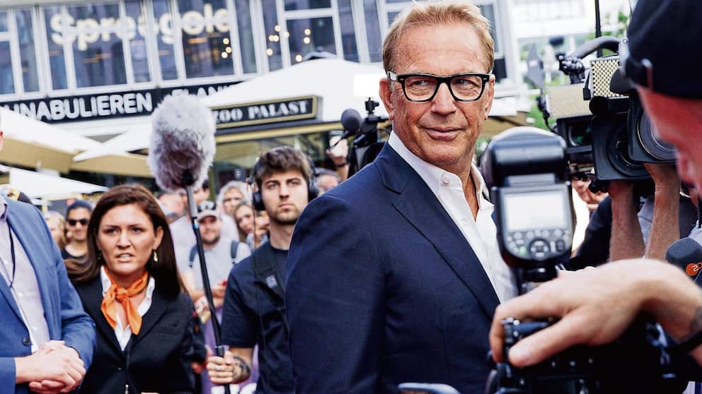 Kevin Costner rodeado de fans y cámaras en Berlín