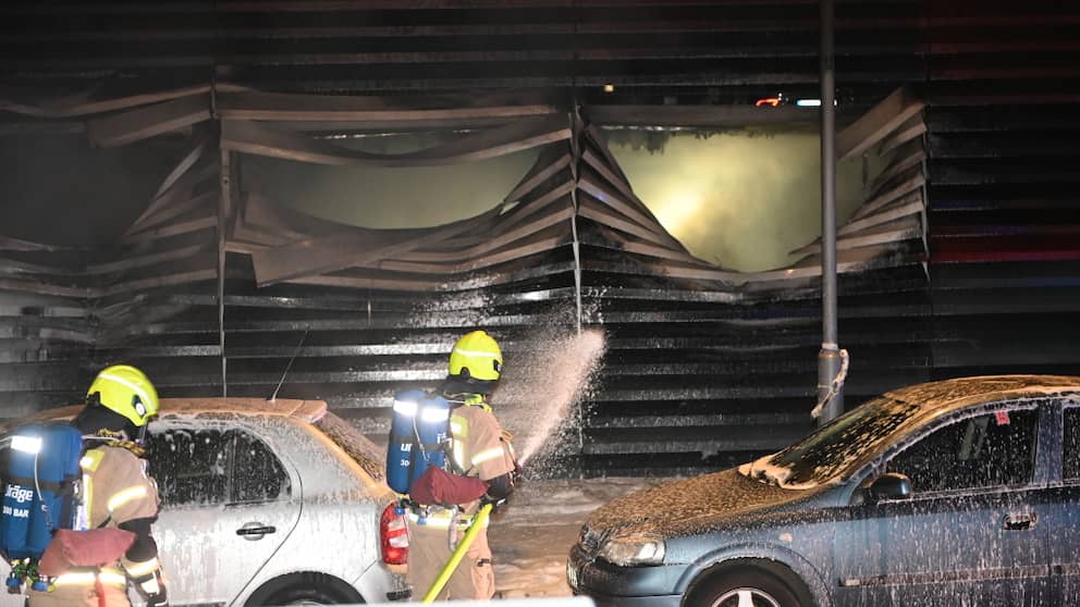 Las llamas salieron disparadas desde la planta baja del aparcamiento