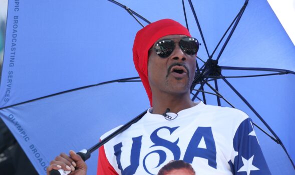 Snoop Dogg en los Juegos Olímpicos de París, aquí jugando voleibol de playa