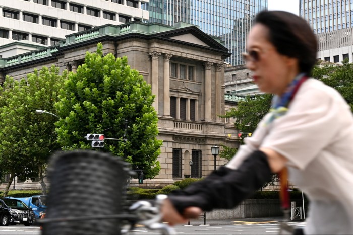 Un ciclista pasa frente a la sede del Banco de Japón en Tokio.