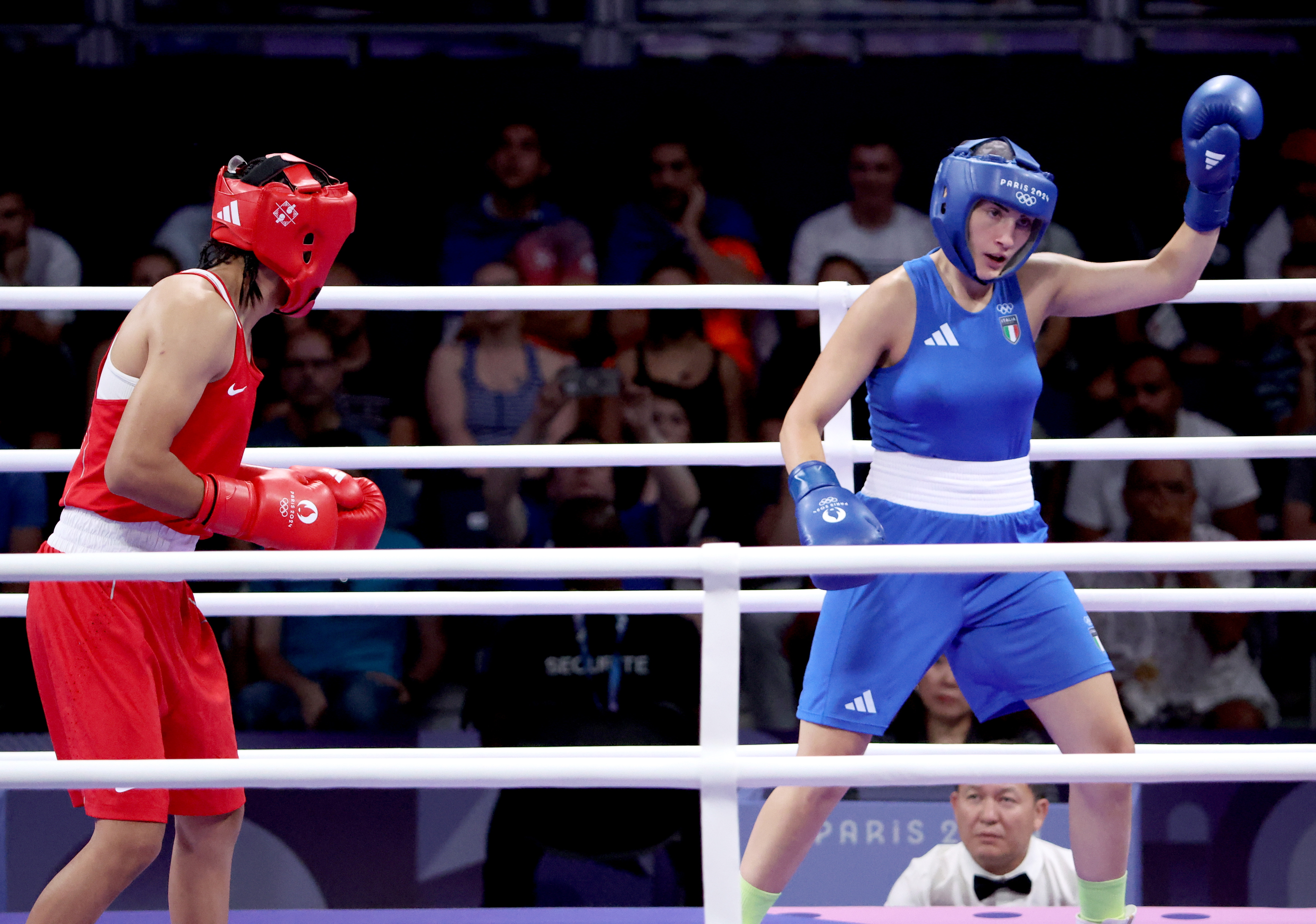 La boxeadora italiana Angela Carini abandonó su pelea a los 46 segundos de haber comenzado contra Imane Khelif.