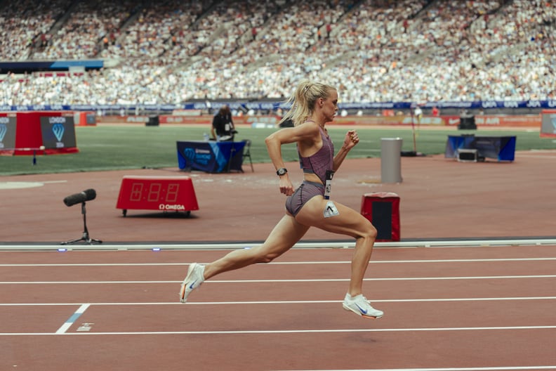 Keely Hodgkinson corriendo en una pista para el equipo de Gran Bretaña