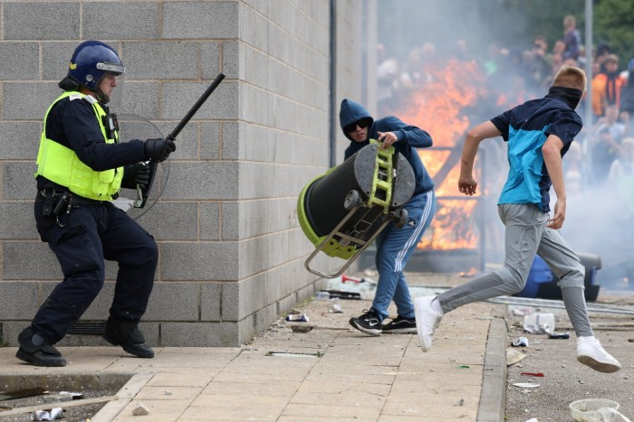 Un manifestante huye de la policía en Rotherham