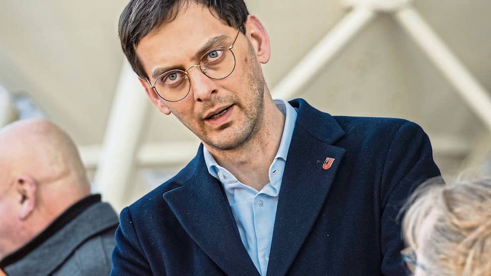 El alcalde del distrito de Neukölln, Martin Hikel, sufrió su primera derrota como nuevo líder del SPD
