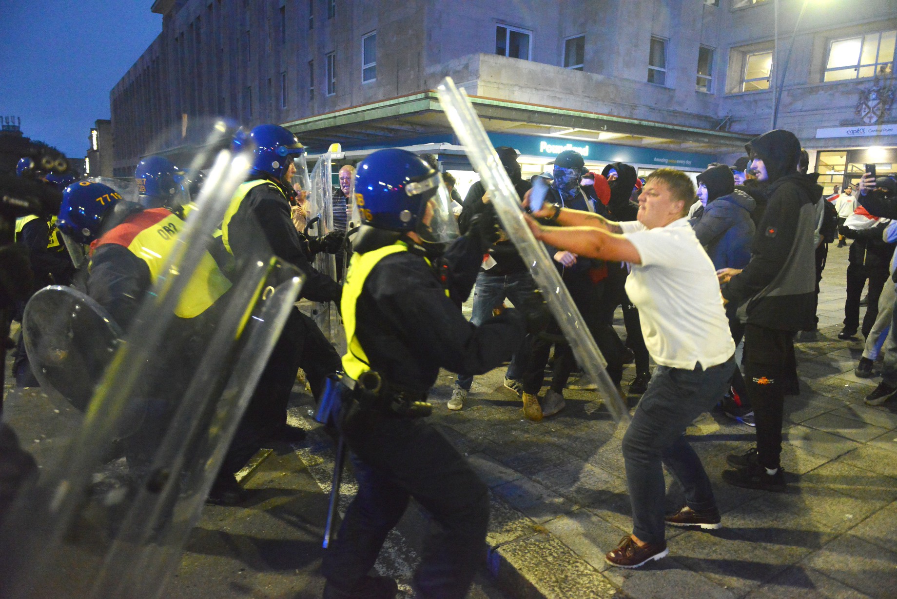 El lunes por la noche estallaron disturbios en Plymouth