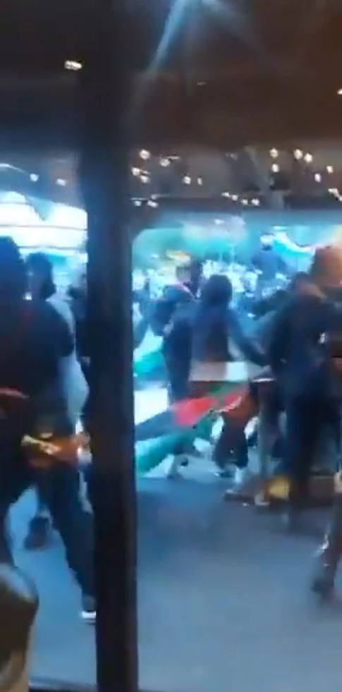 Una turba de matones atacó un pub en Birmingham después de otro día de disturbios en el Reino Unido