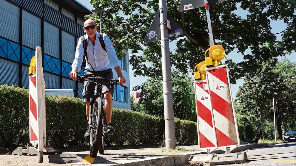 Este ciclista también se atreve a realizar el brusco descenso a la carretera