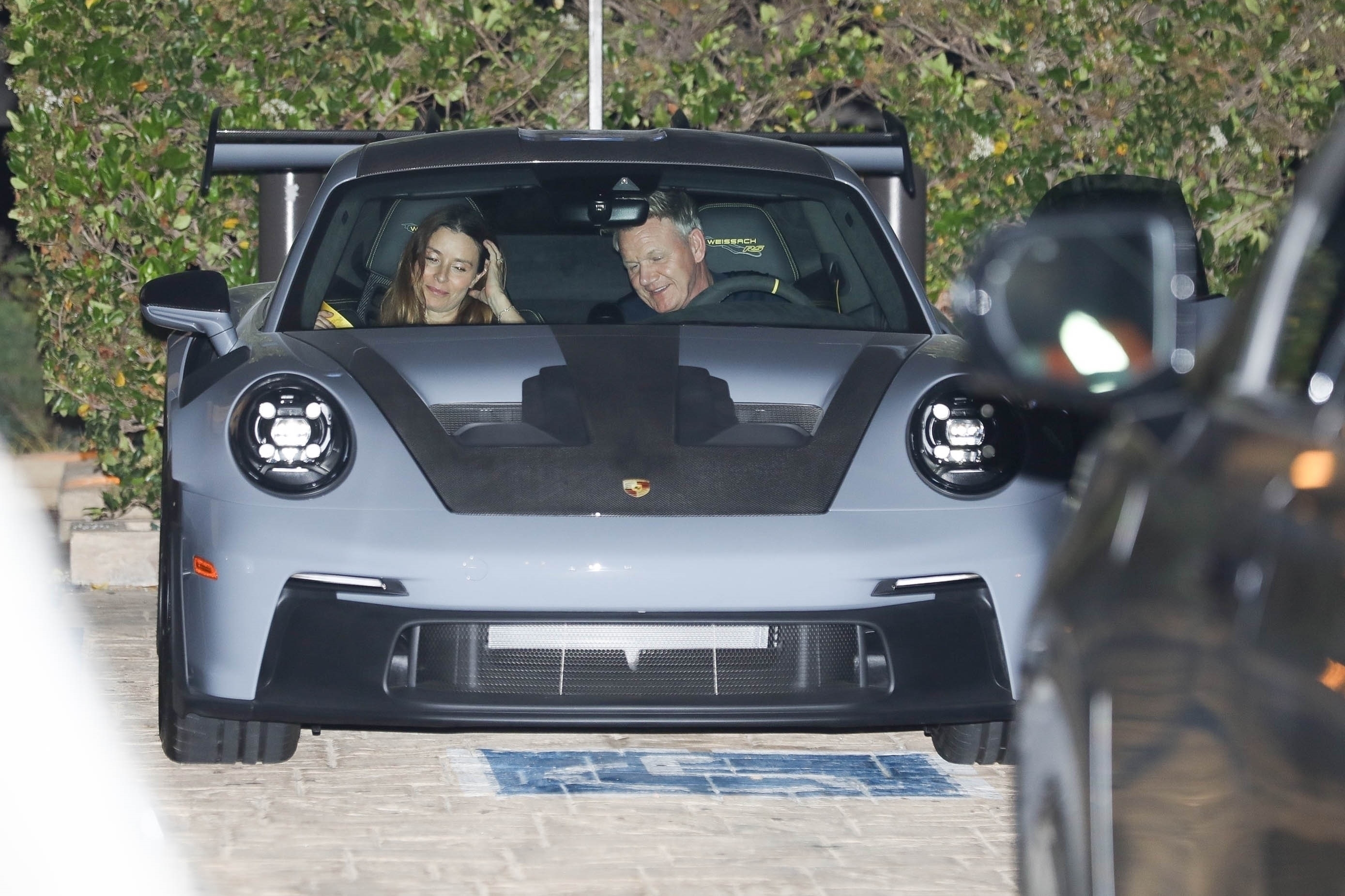 La pareja fue vista conduciendo juntos un Porsche.