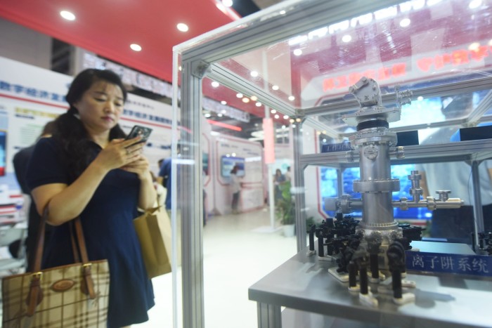 Un visitante observa el modelo de la máquina de ingeniería de computación cuántica con trampa de iones modular “Tianyuan-1” en la IX Feria Internacional de Importación y Exportación de Tecnología de China (Shanghái) 