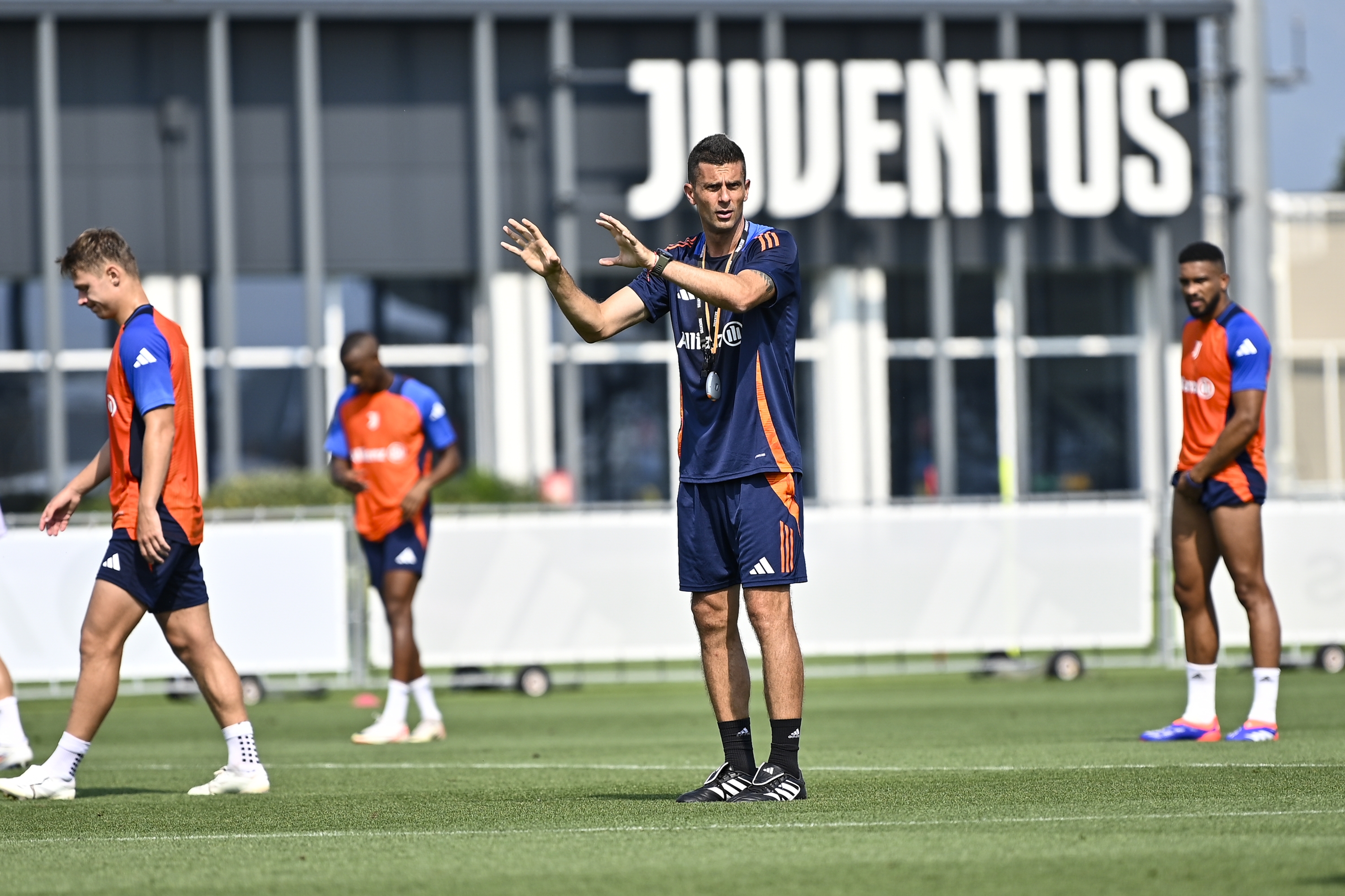 TURÍN, ITALIA - 30 DE JULIO: Thiago Motta de Juventus durante una sesión de entrenamiento en JTC el 30 de julio de 2024 en Turín, Italia.  (Foto de Diego Puletto/Juventus/Juventus FC vía Getty Images)