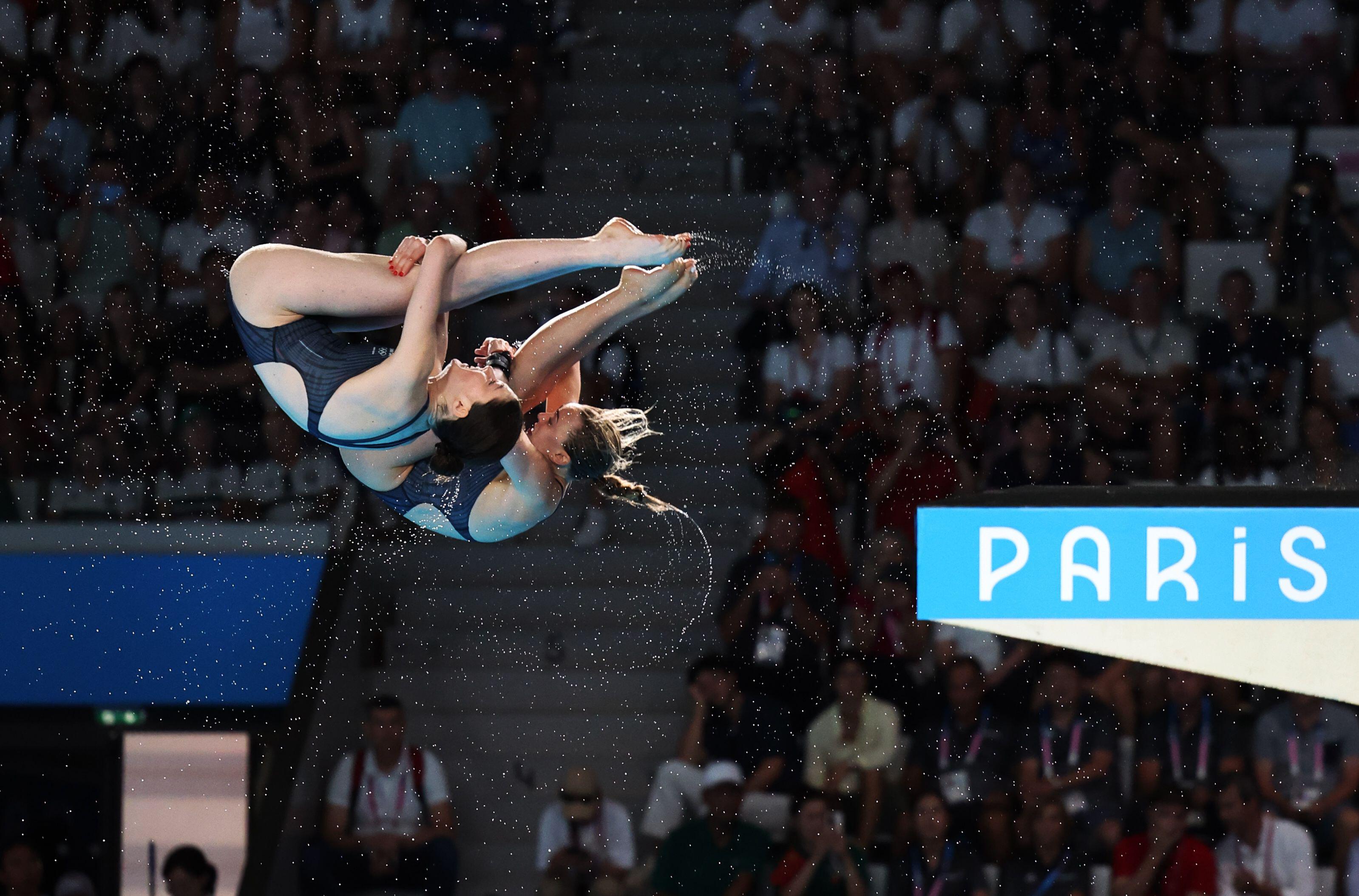 Andrea Spendolini-Sirieix y Lois Toulson compiten en la final femenina de plataforma de 10 m sincronizada en París 2024