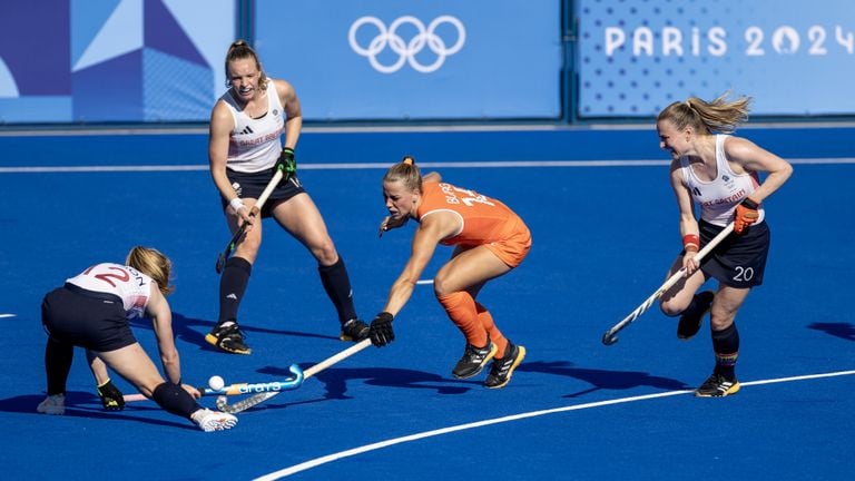 Joosje Burg en duelo con la británica Charlotte Watson durante los cuartos de final olímpicos (foto: ANP 2024/Remko de Waal).