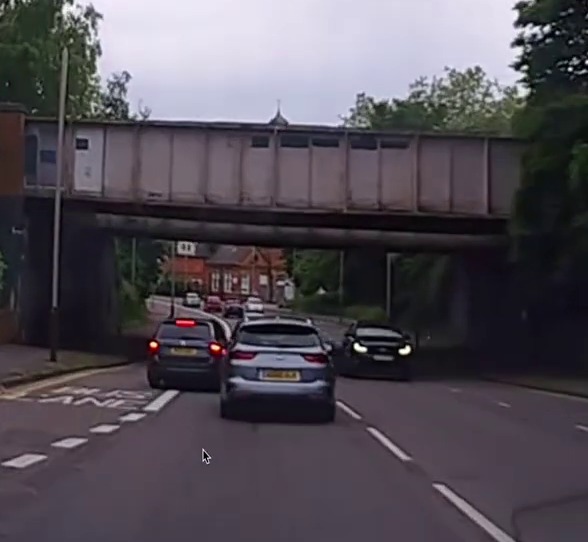 El coche negro se adelantó para abrirse paso y evitar el carril bus.