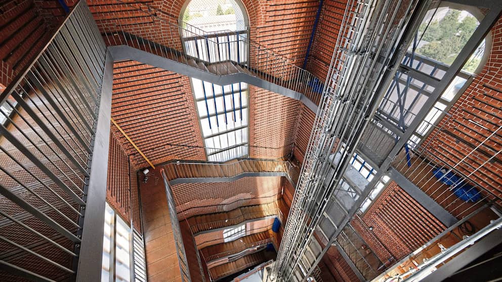 Vista hacia el hueco de la escalera.  Se utilizan cinco pisos con 600 metros cuadrados, la plataforma de observación está en el octavo piso. Foto: Bernd von Jutrczenka/dpa