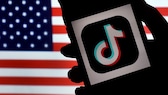 Smartphone con logo de TikTok frente a la bandera de EE. UU.