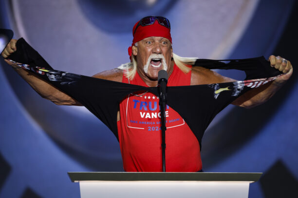 Hulk Hogan se rasga la camisa mientras habla en el escenario durante el cuarto día de la Convención Nacional Republicana en el Fiserv Forum. 