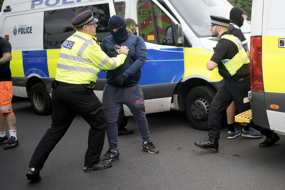 Agentes de policía se enfrentan a manifestantes antiinmigración a las puertas de un Holiday Inn Express en Rotherham