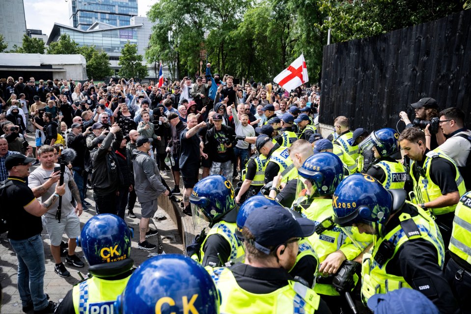 Los manifestantes se enfrentan a la policía y a los contramanifestantes en Manchester