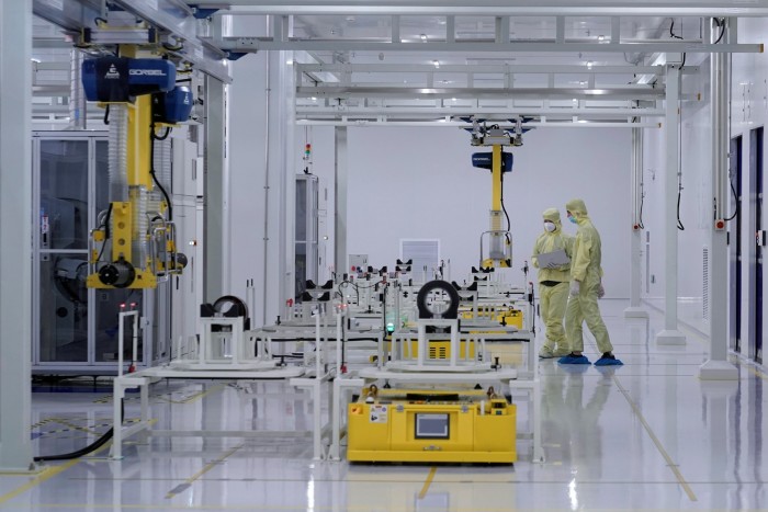 Personal trabajando en una planta de SVolt en la provincia de Jiangsu, China