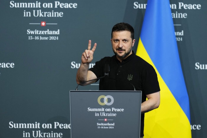 El presidente Volodymyr Zelenskyy hace el signo de V mientras se dirige a la prensa en la conferencia de prensa de clausura de la Cumbre sobre la paz en Ucrania