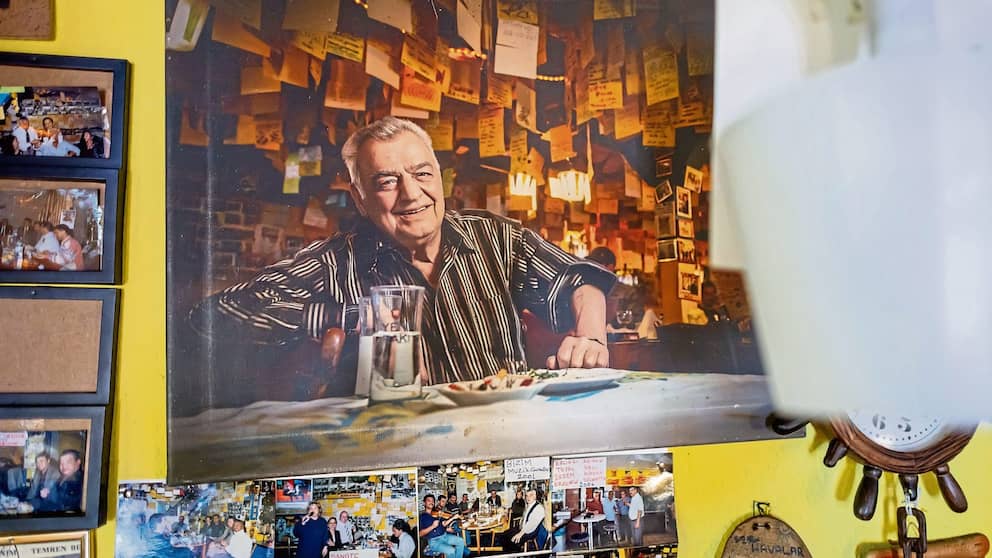 En el restaurante hay una foto del difunto fundador Ergun Cetinbas colgada en el restaurante.