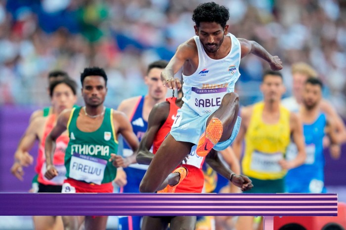 El indio Avinash Mukund Sable compite en la carrera de obstáculos masculina de 3.000 metros 