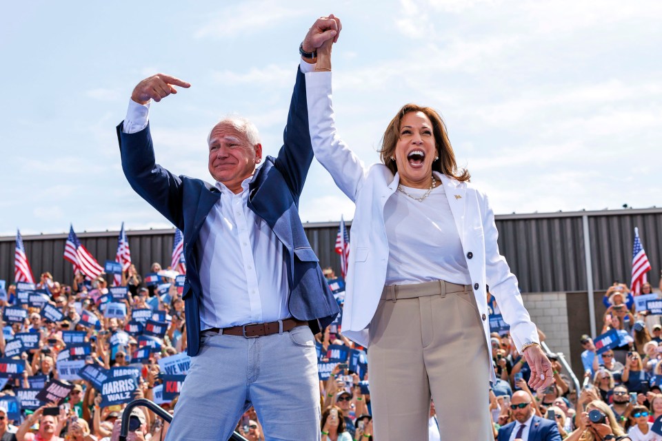 Harris recibió una ovación de un minuto después de ser presentada por su vicepresidente elegido, Tim Walz.