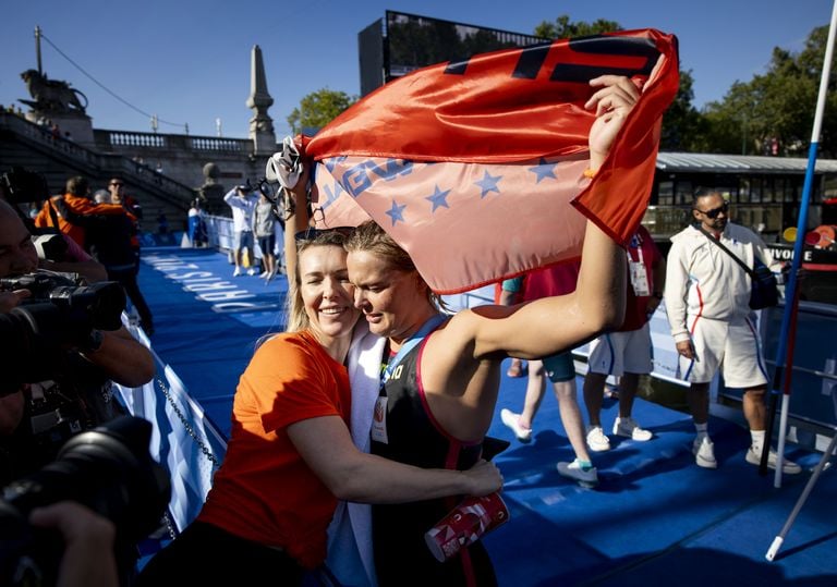 Sharon van Rouwendaal tras ganar el oro en natación en aguas abiertas en el Sena (foto: ANP 2024/Robin van Lonkhuijsen).