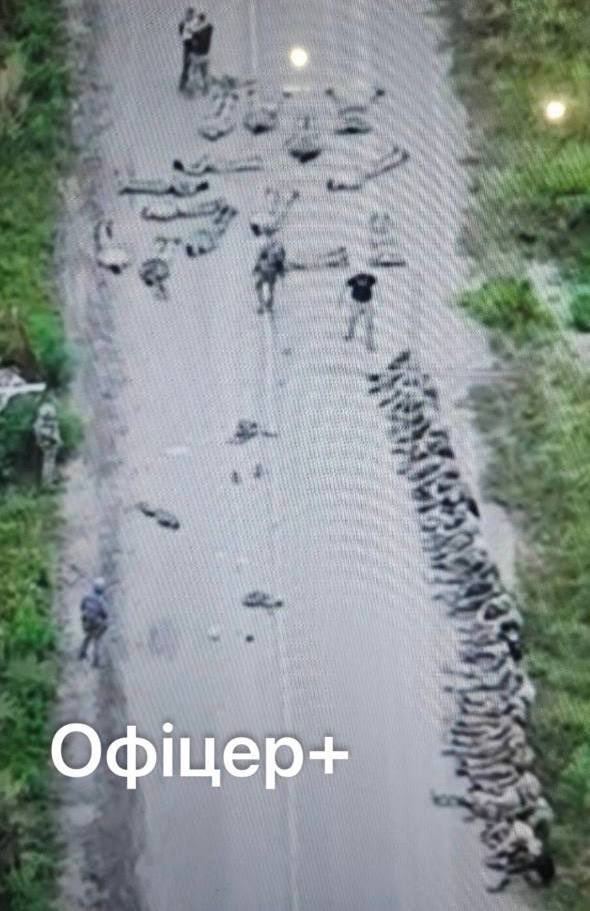 Decenas de ellos fueron vistos sentados en la carretera después de entregar las armas.