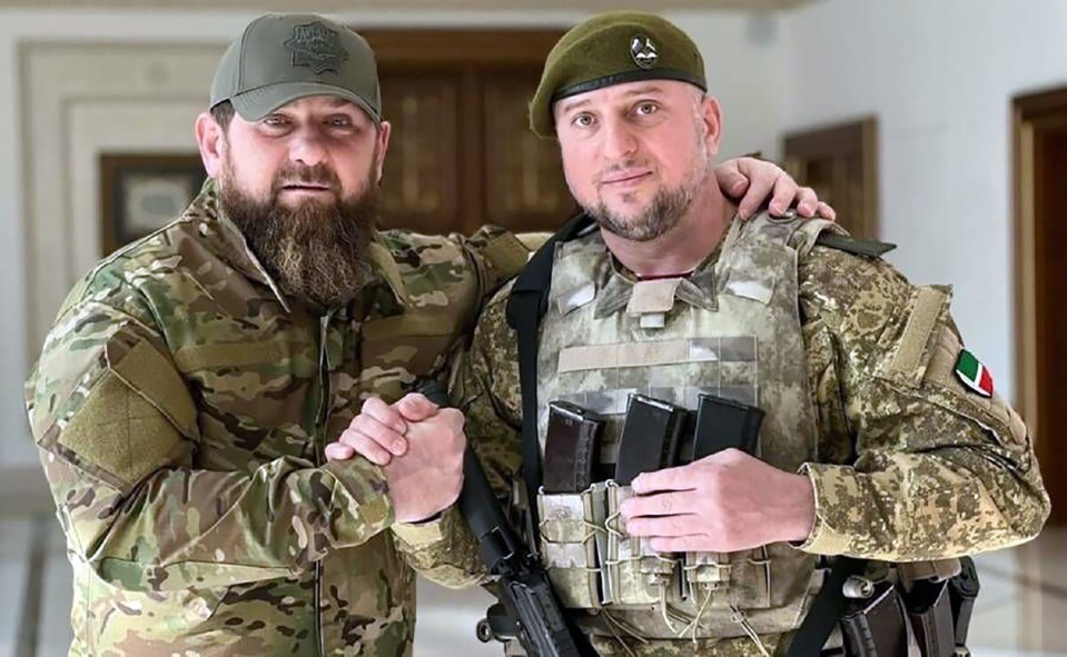 El señor de la guerra checheno Ramzan Kadyrov (izquierda) con el mayor general ruso Apty Alaudinov, comandante del Akhmat [Chechen] fuerzas especiales