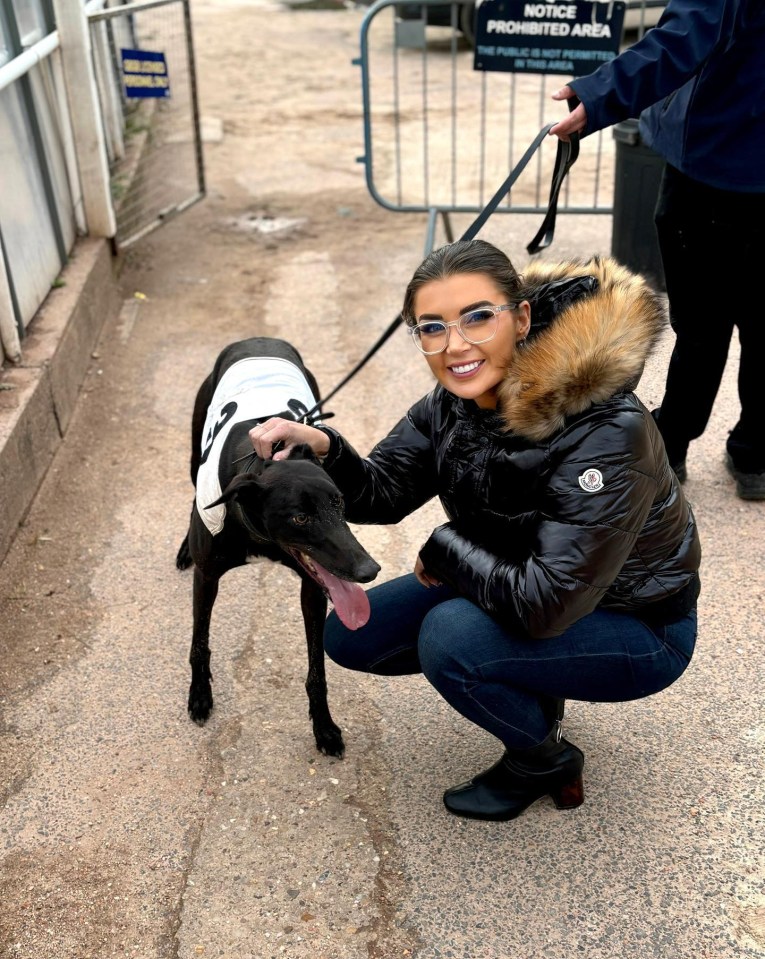 También ha demostrado su pasión por las carreras de galgos.