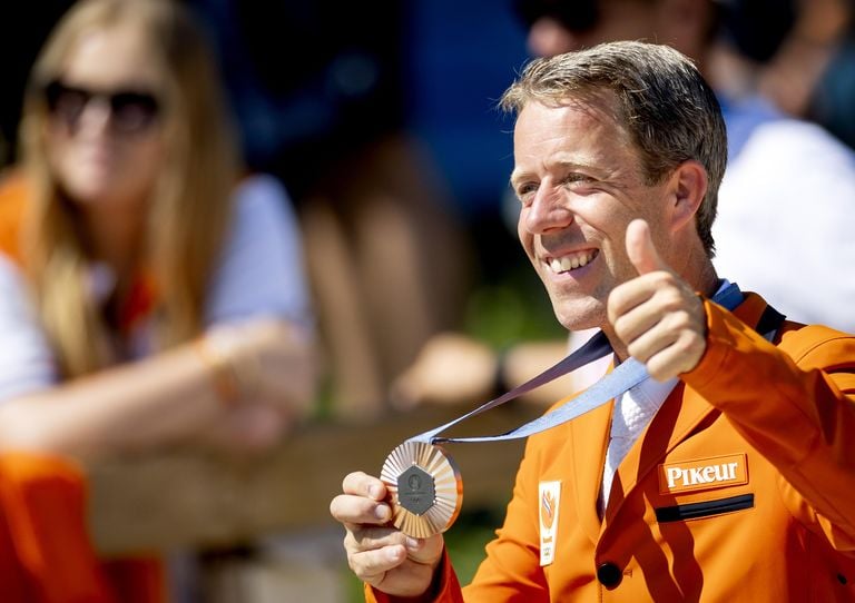 El jinete de salto Maikel van der Vleuten es uno de los medallistas que recibirá la pareja real (foto: ANP 2024/Koen van Weel).